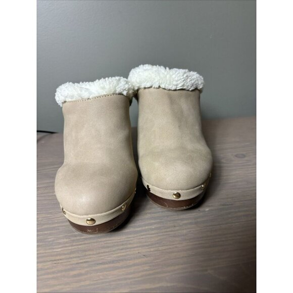 Juicy Couture Anora Faux Fur Shearling Studded Heel Mule Clogs SZ 7.5M Tan - Picture 9 of 9